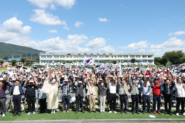  사진은 지난 15일 광복 80주년을 맞아 포항시 북구 신광면 신광중학교 운동장에서 주민 등 시민들이 만세를 외치고 있다. (사진 = 포항시)