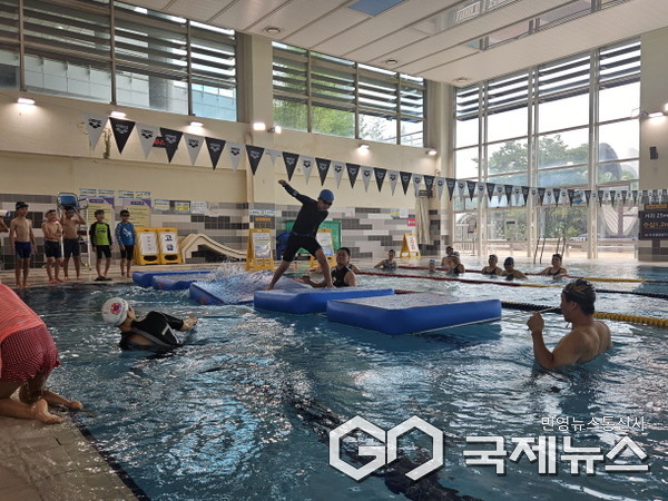 용인특례시는 7월 21일부터 8월 14일까지 ‘시민 생존수영교육’을 운영했다.(사진=용인시)