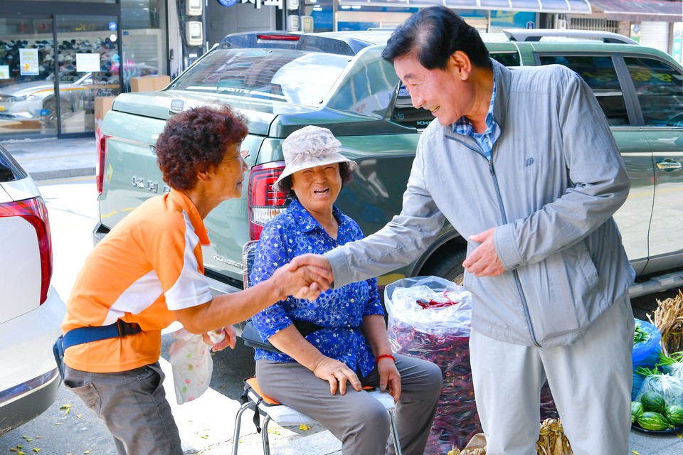 지잔 16일 김명기 횡성군수가 관내 전통시장을 찾아 상인들의 애로사항을 직접 청취하는 시간을 가졌다.