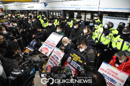 전국장애인차별철폐연대(전장연) 출근길 지하철 시위/사진=국제뉴스DB