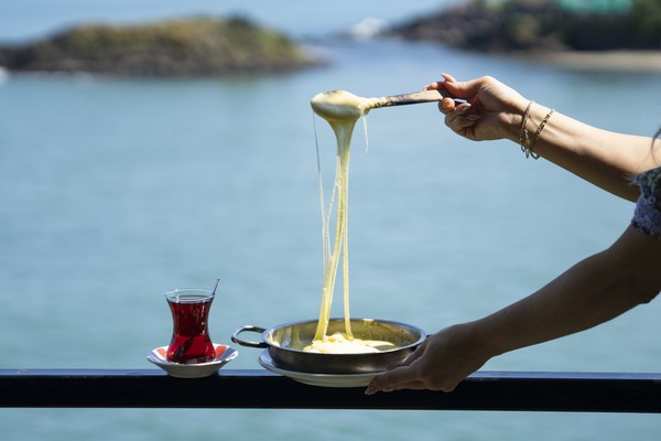 흑해식 아침 메뉴, 차와 쿠이막. 사진/튀르키예문화관광부