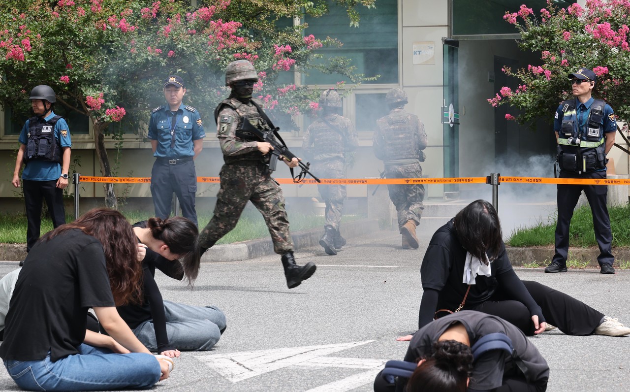 대전 동구(구청장 박희조)는 19일 대전교통공사 판암기지에서 동부경찰서, 동부소방서, 1970부대 1대대, 경찰특공대 등 유관기관과 함께 2025 을지연습 ‘드론테러 대비 실제훈련’을 진행했다. / 동구 제공