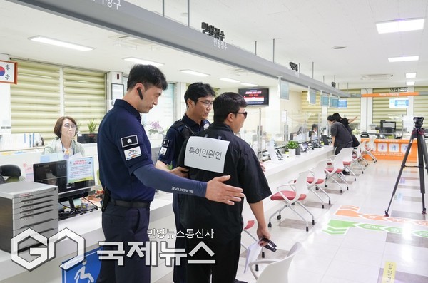 제주도는 18일 오후 제주 도청 민원실에서 2025년 하반기 특이민원 대비 모의훈련을 실시했다.[사진=제주도청]