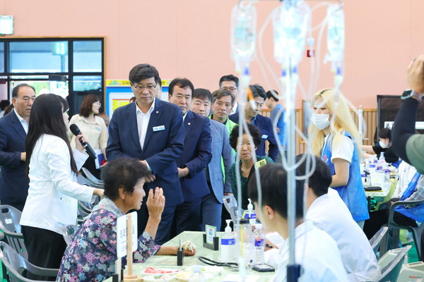 진병영 함양군수, 농촌 왕진버스사업 현장 방문 자료사진