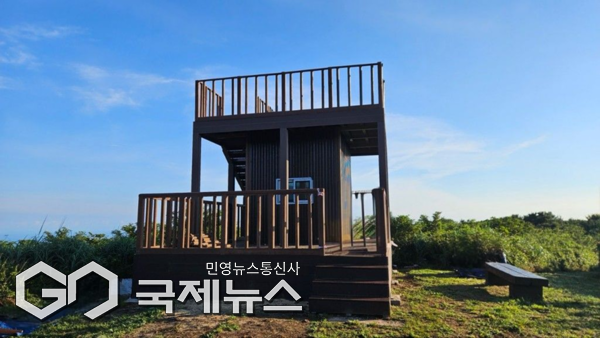 제주시는 제1호 고향사랑기금 지정기부 사업으로 노루생태관찰원 거친오름 정상에 전망대형 다목적 오름쉼터를 조성해 완공했다고 21일 밝혔다.[사진=제주시]