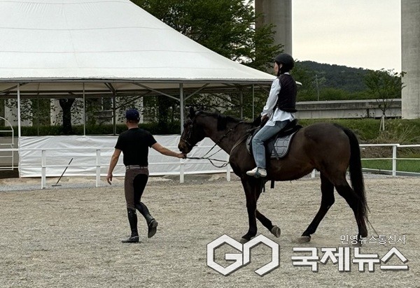 보은승마아카데미서 승마 체험하는 모습.(제공=보은군청)