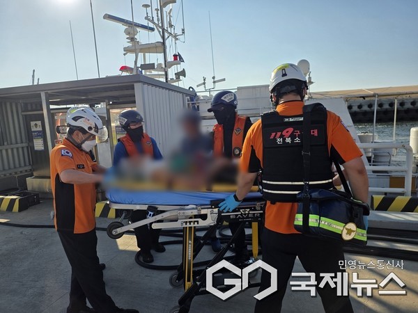 21일 옥도면 십이동파도 서쪽 약 16.6㎞ 해상에서 조업 중이던 어선 A호(7.93톤·승선원 4명) 선원 B씨(50대)가 온열질환 증세로 쓰러졌다./ 사진=군산해경