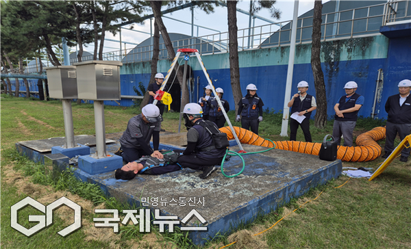 밀폐공간 긴급구조훈련 모습/제공=한국환경공단 부산울산경남환경본부
