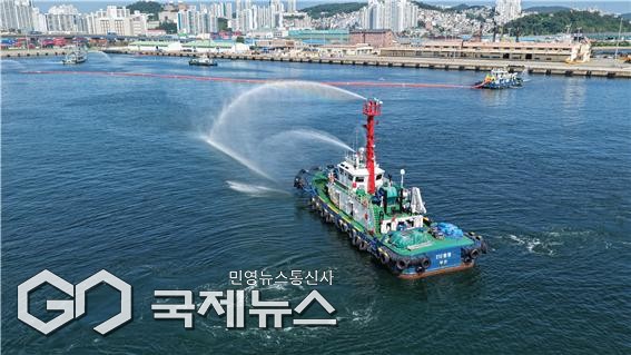 해양환경공단 부산지사가 지난 21일, 부산 8부두 인근 해상에서 '2025년 육·해군 합동 해상방제훈련'을 실시했다/제공= 해양환경공단 부산지사