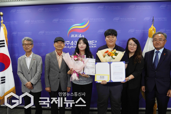 제주4·3평화재단은 2025년 8월 21일, 4·3희생자‧유족 자녀 중 4·3장학생으로 선발된 22명에게 장학금 2천6백만원을 전달했다.[사진=제주4·3평화재단]