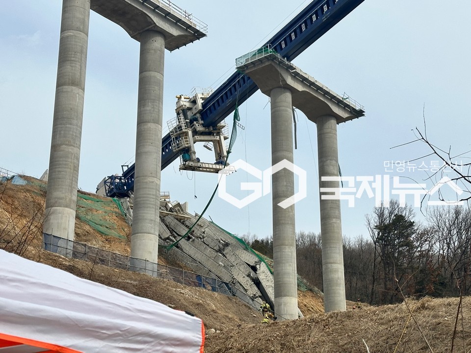 ▲ 현대엔지니어링이 시공하는 세종안성 고속도로 붕괴 사고 [사진=국제뉴스DB]