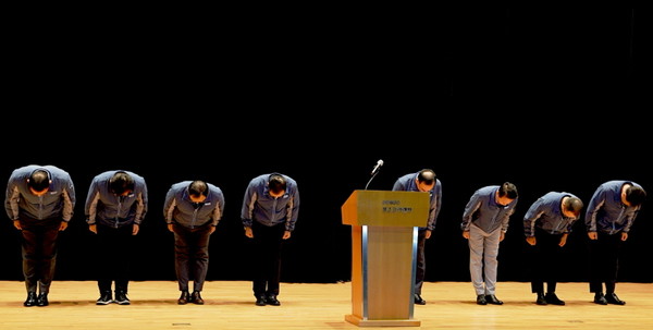 ▲ 포스코이앤씨, 정희민 사장과 관계자들이 고개 숙여 사과하고 있다. [사진=국제뉴스DB]