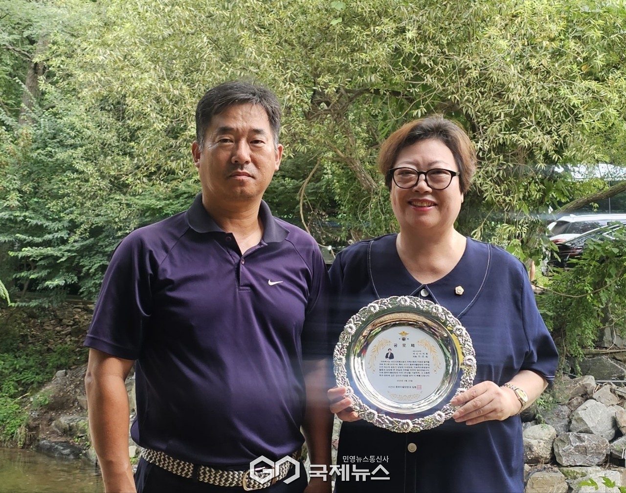 가선숙 의원이 서산시 동부자율방범대 일동으로부터 공로패를 받았다(사진왼쪽 박성찬 대장, 가선숙 의원) (가선숙 의원제공)