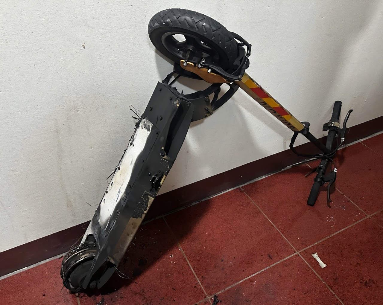 전동킥보드 충전 중 리튬배터리 열폭주 현상에 의해 발생한 화재 / 대전소방본부 제공