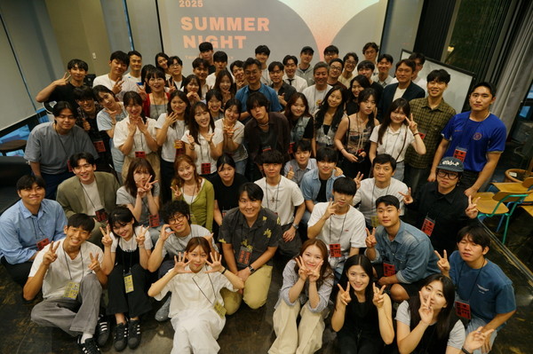  포항시는 지난 23일 서울 성수동 헤이그라운드에서 영일만 스타트업 데이 연계행사인‘2025 Summer Networking Night’를 개최했다. 참가자들이 기념촬영을 하고 있다. (사진 = 포항시)