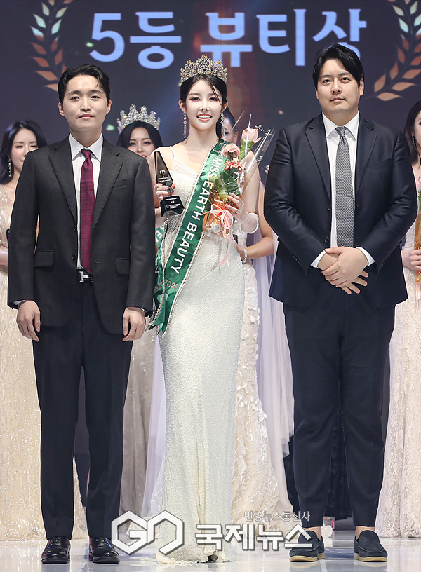 ▲ 미스어스 코리아 뷰티 2025 수상자 김유진, 오운 클리닉 박준영 원장, 루시드 치과 박현민 원장 / ⓒ이대웅 기자