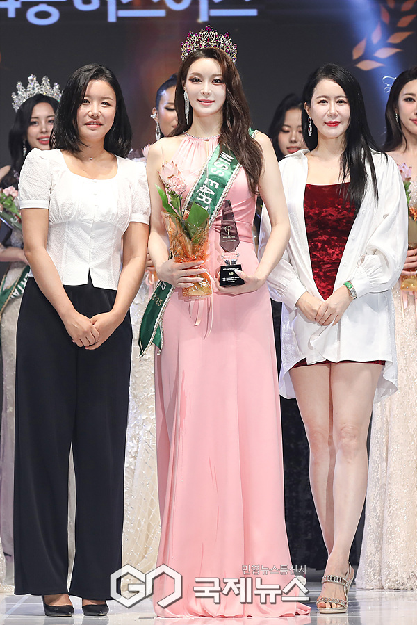 ▲ 미스어스 코리아 파이어 2025 수상자 박지수, 시상자 이노벨의원 김민영 원장, 피닉스헬스케어 박지은 대표 / ⓒ이대웅 기자