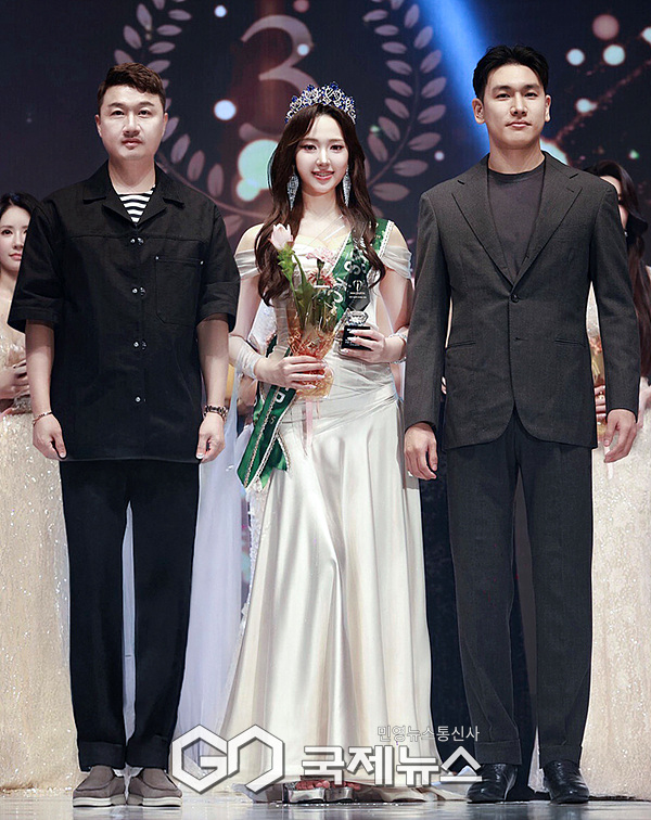 ▲ 미스어스 코리아 워터 2025 수상자 우지유, 시상자 (주)엔엔비코스메틱의 퍼스널케어 브랜드 바이아우어 최호진 대표, 나비성형외과 신동우 원장 / ⓒ이대웅 기자