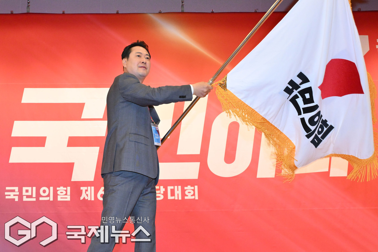 ▲국민의힘 당 대표로 선출된 장동혁 후보가 26일 국회 도서관에서 열린 전당대회 결선장에서 당기를 흔들고 있다./사진공동취재