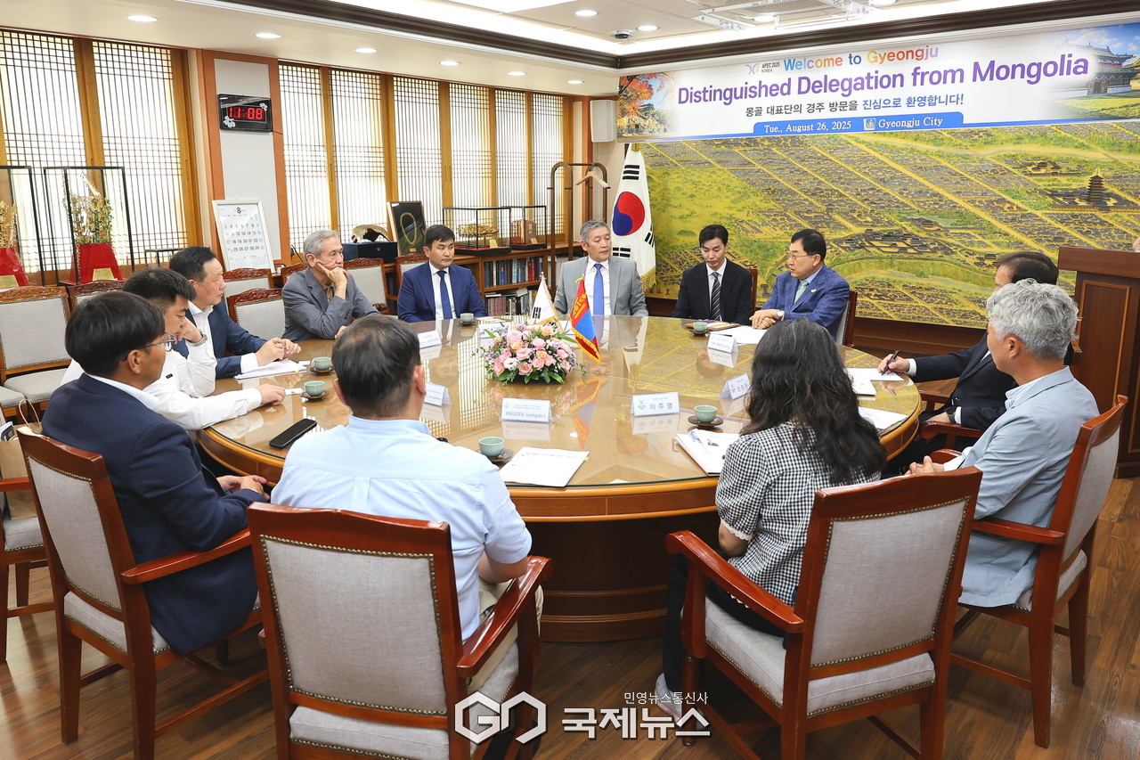 (제공=경주시) 환담을 나누는 주낙영 경주시장과 몽골 대표단