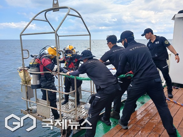 중특단 구조대원이 표면공급식잠수장비를 착용하고, 침몰선박 선내 수색을 위해 하강하고 있다/제공=중앙해양특수구조단