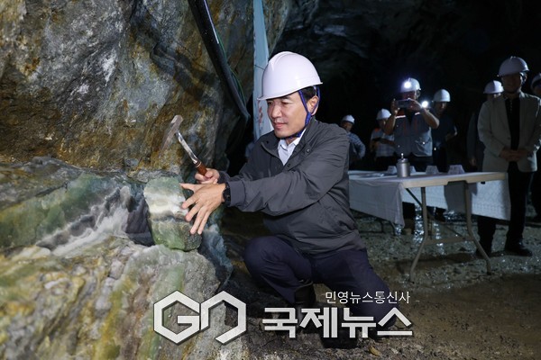 ▲강원특별자치도 김진태 도지사, 26일 오전 춘천시 사북면 신포리에 위치한 국내 유일의 형석 광산을 방문해 개발 현황 점검 사진=강원자치도