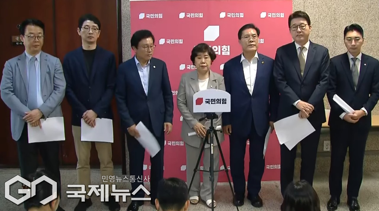▲국민의힘 국회 법제사법위원회 의원들이 26일 오후 국회에서 추미애 법사위원장의 독선적 회의 운영에 대해 사과와 재발방지를 촉구하는 기자회견을 하고 있다./사진=이용우 기자 