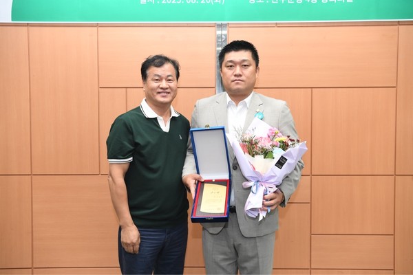 최광호 의원, 화재 피해 다문화가정 지원 공로로 감사패 수상(사진=완주군의회 제공)