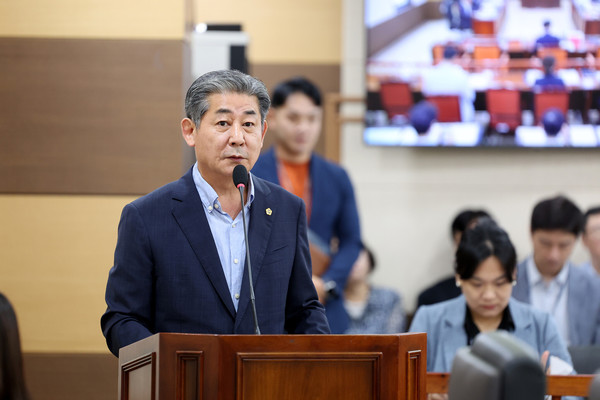 27일 열린 인천시의회 ‘제303회 임시회’ 상임위원회(건설교통위원회) 심의에서 정해권 의장이 ‘수도권 광역급행철도(GTX-B) 노선 추가정거장 확정 촉구 결의안’에 대한 제안설명을 하고 있다. 사진=인천시의회