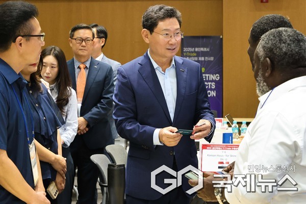 27일 HL인재개발원에서 이상일 시장이 해외 바이어들과 인사를 하고 있다(사진=용인시)