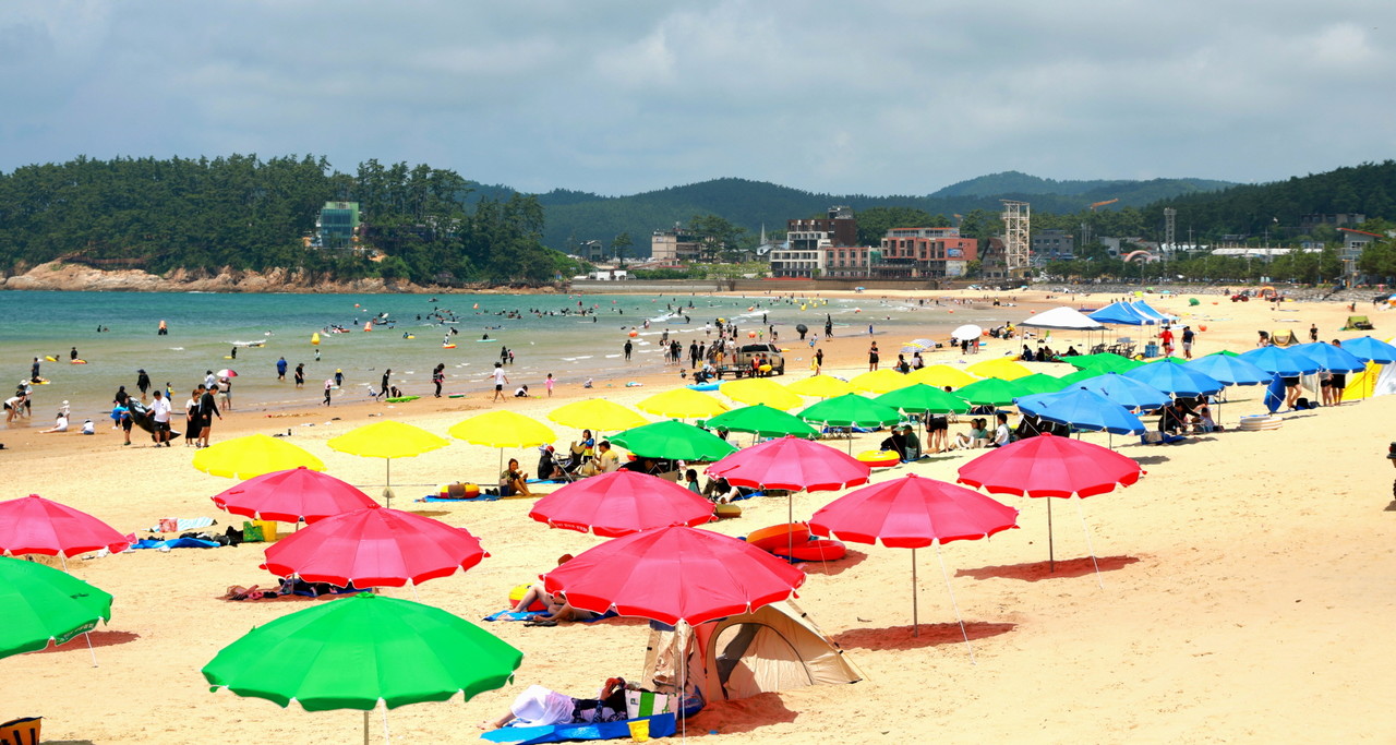 예년에 비해 뜨거웠던 여름 태안군 관내 해욕장에는 160만 명의 피서객이 다녀갔다(태안군)