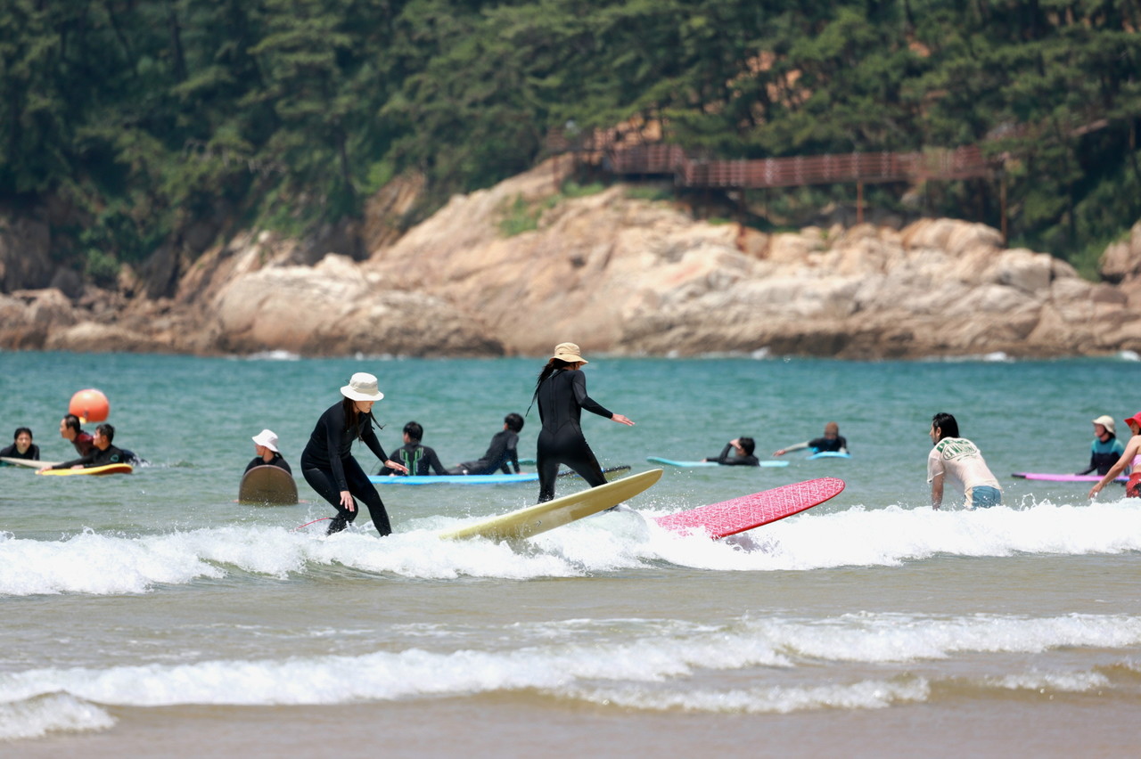 여름 무더위를 이겨내는 피서객 들 (태안군)