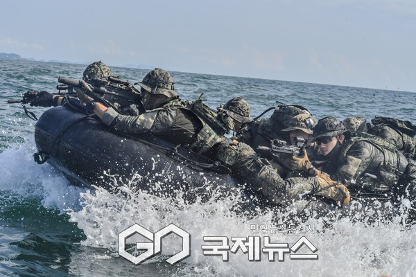 헬기에서 이탈한 특전대원들이 고무보트를 이용해 접안지역으로 접근하고 있다.(사진제공.육군)