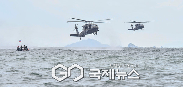 목표 해상에 도착한 특전대원들이 헬기에서 이탈하고 있다.(사진제공.육군)