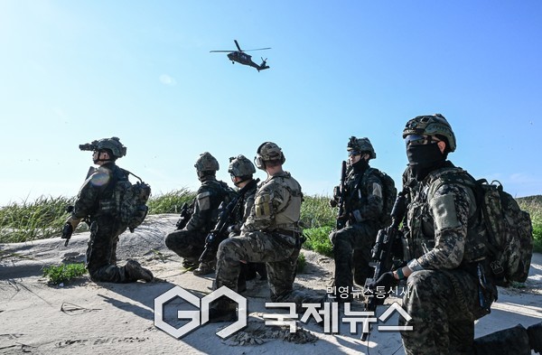 항공화력 유도로 적 시설을 성공적으로 제거한 특전대원들이 헬기를 이용해 작전지역을 이탈하고 있다.(사진제공.육군)
