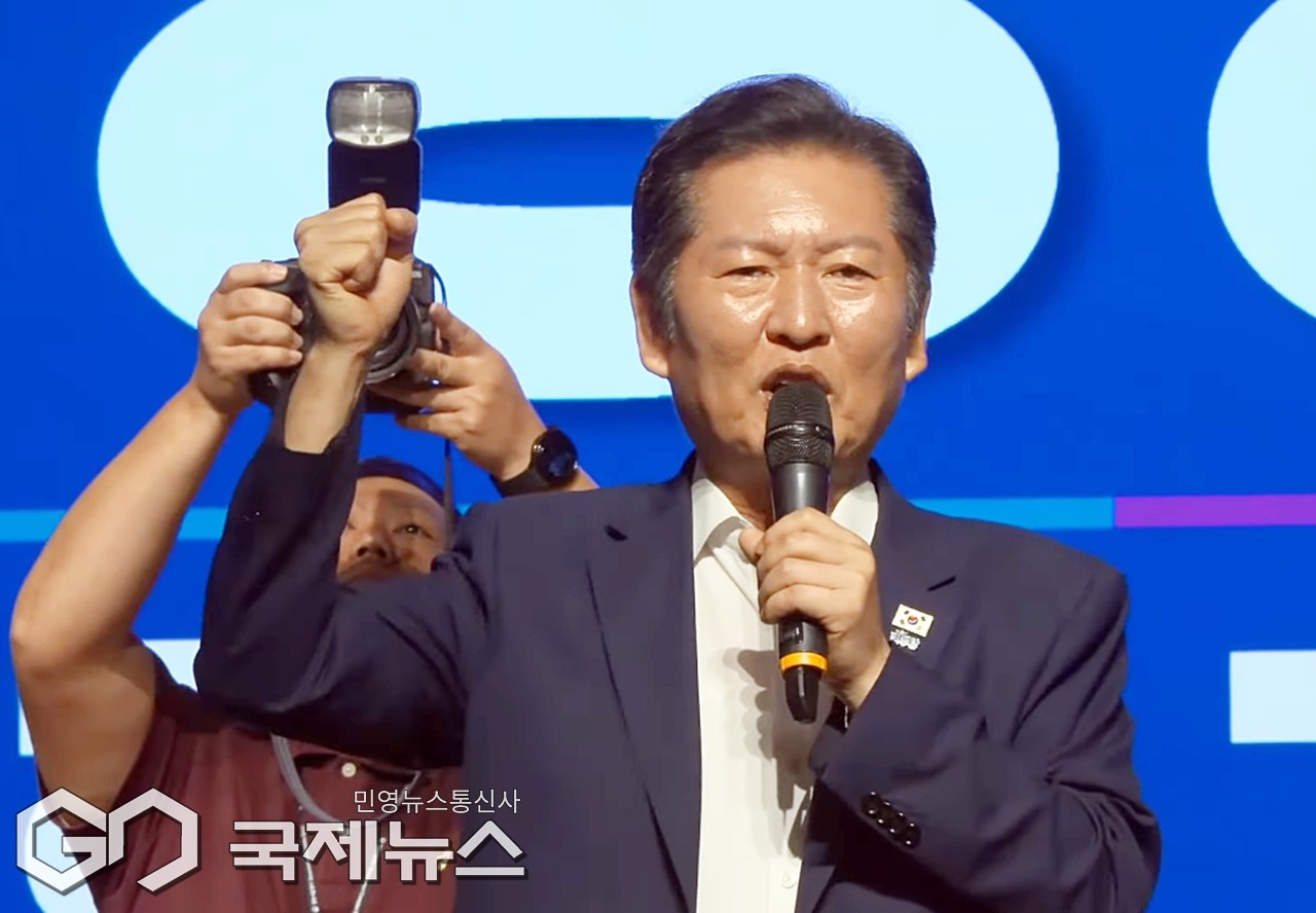 ▲정청래 더불어민주당 대표는 29일 인천 파라다이스 호텔에서 열린 2025 정기국회 국회의원 워크숍 마무리 발언에서 ' 똘똘뭉쳐, 성공하자' 구호를 선창하고 있다./델리민주