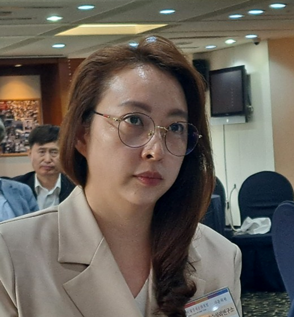 (사진제공=미래경제문화포럼)질의하는 이나연 국제행복예술심리연구소 대표