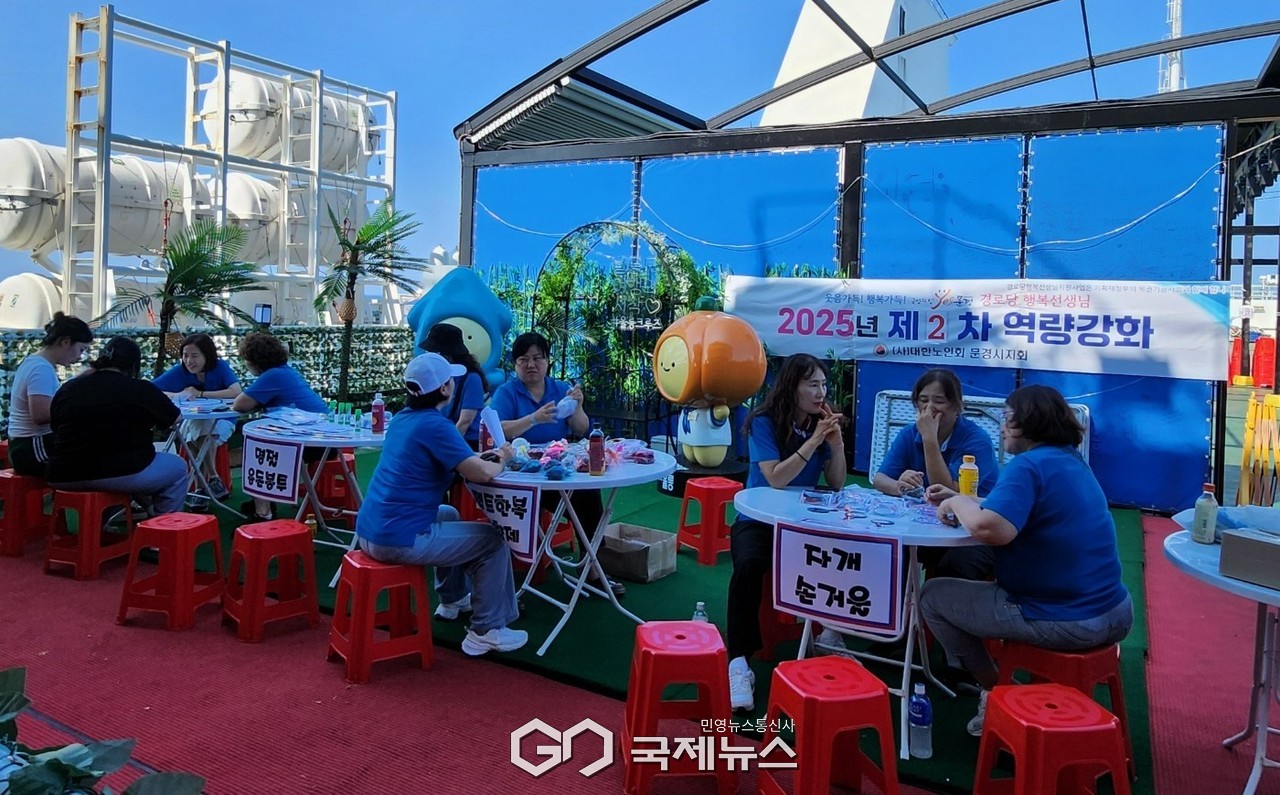 (제공=정대휘) 울릉크루즈 선상에서 어르신을 위한 프로그램에 참여하고 있다.