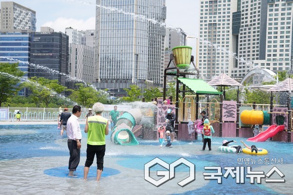 이현재 하남시장(왼쪽)이 미사호수공원 물놀이장에 방문해 현장 상태를 점검하고 있다.(사진=하남시)