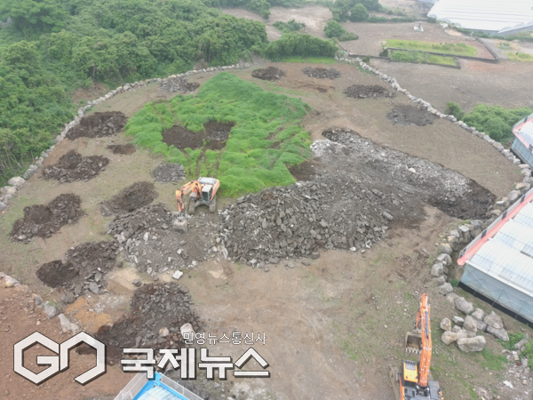 제주도 자치경찰단(단장 오충익)은 석재 가공 과정에서 발생하는 폐기물을 제주시 한경면 소재 농지에 불법 매립한 혐의로 석재 제품 제조업체 대표 A씨(70대)를 구속했다고 밝혔다.[사진=제주도 자치경찰단]