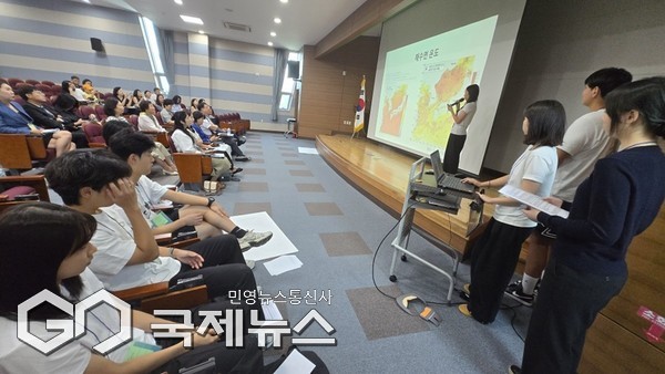 제주영어교육도시에서 공립학교와 국제학교 학생들이 손잡고 진행한 ‘2025년 공립 고교 및 국제학교 연합 글로컬 프로젝트’가 30일 국립국제교육원 글로벌역량지원센터에서 폐회식을 열고 3개월간의 여정을 마무리했다.[사진=국립국제교육원]