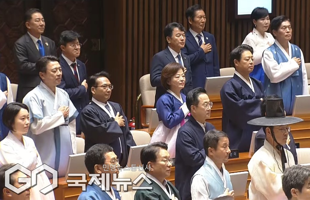 ▲더불어민주당 의원은 1일 오후 이재명 정부 첫번째 정기국회 개원식에서 한복 등 자율복장으로 참석하고 있다./사진=이용우 기자 