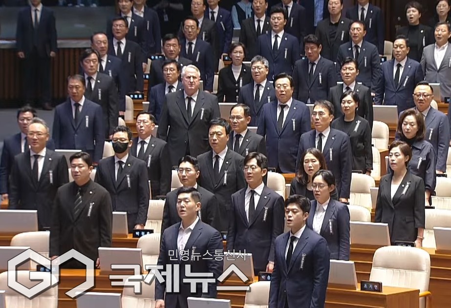 ▲국민의힘은 1일 오후 이재명 정부 출범 이후 첫번째 정기국회 개원식에서 상복을 입고 개원식에 참석하고 있다./사진=이용우 기자 