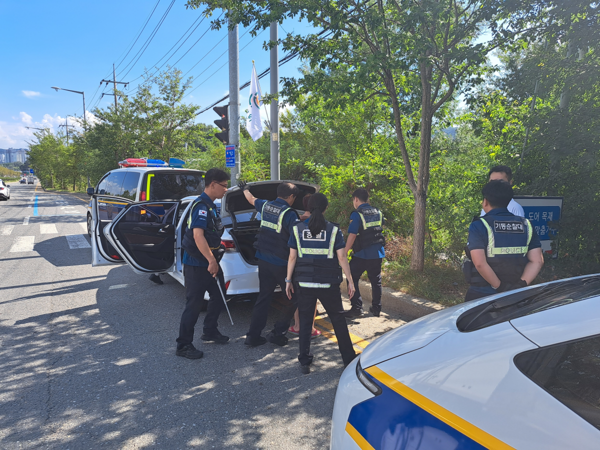 대전경찰청 기동순찰대가 순찰 도중 지명수배자를 붙잡았다. / 대전경찰청 제공