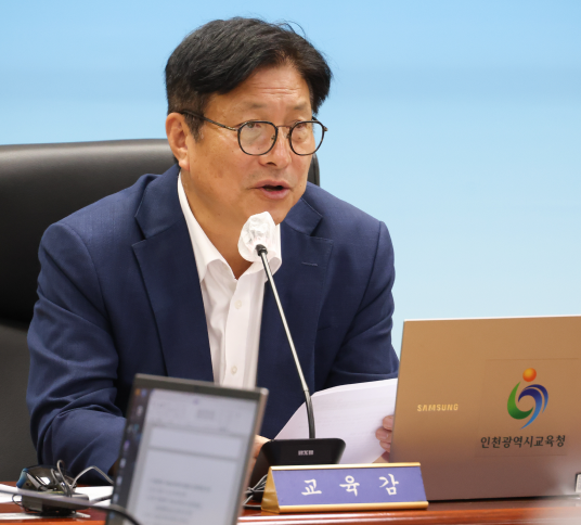 9월 1일 열린 주간공감회의에서 도성훈 인천시교육감이 지난해 10월 발생한 특수교사 사망 사건과 관련해 유가족에게 깊은 사과를 표하며, 순직 인정과 재발 방지 대책 마련을 약속하고 있다. 사진=인천시교육청