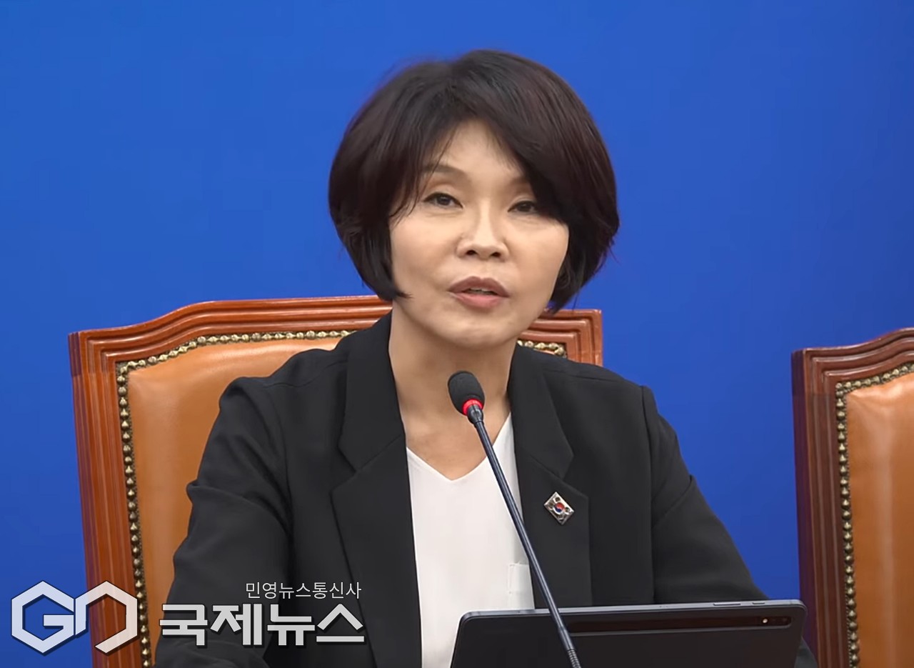 ▲한정애 더불어민주당 정책위의장은 2일 오전 국회에서 원내대책회의를 주재하며 이재명 정부 첫 예산안은 대한민국 성장의 마중물이자 민생안전망이며 윤석열 정부가 망친 경제와 민생을 살리기 위한 긴급한 처방이라고 밝히고 있다,/사진=이용우 기자 