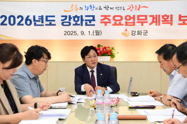 박용철 군수가 2026년도 주요 업무계획 보고회를 주제하고 있다.