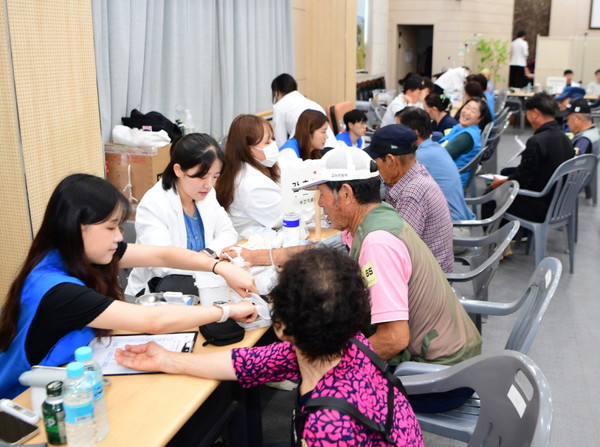 강화군이 교동면과 삼산면 주민들을 대상으로 농촌 왕진버스를 운영, 호응을 얻었다.