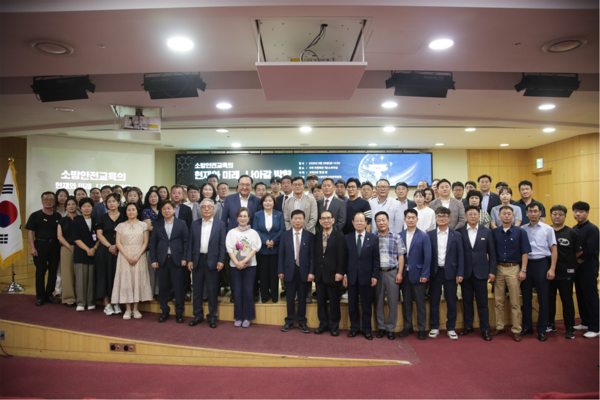 행사 주최자 정춘생 의원 및 김현중 이사장 외 협회 관계자(국회 의원회관 제2소회의실)