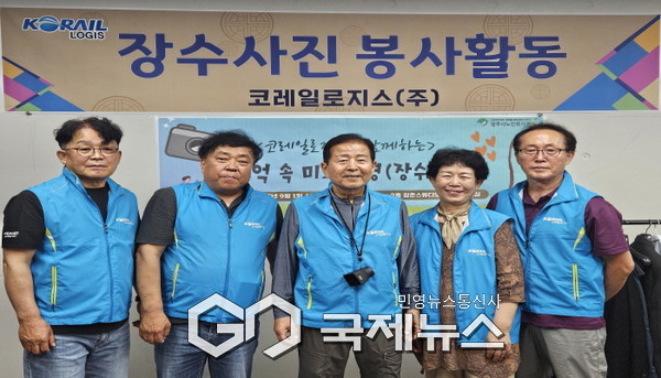 봉사활동에 대한 기념사진을 촬용하고 있다.